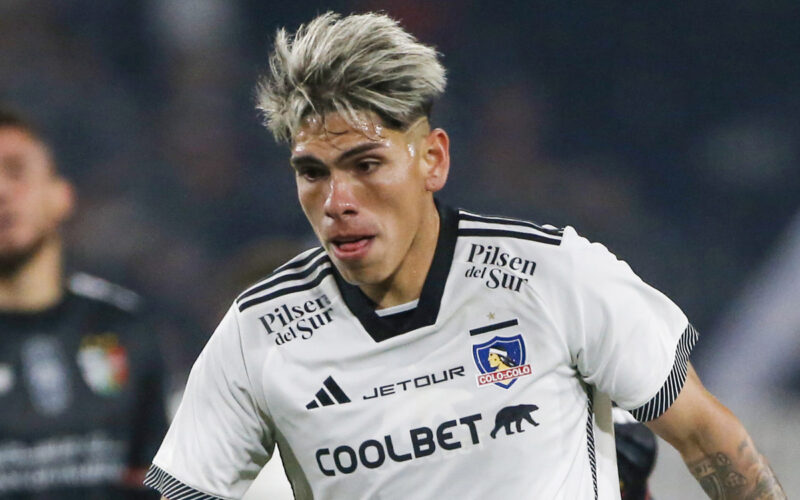 Primer plano de Carlos Palacios con la camiseta de Colo-Colo.