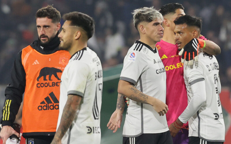 Jugadores de Colo-Colo tras el término del partido frente a Palestino.