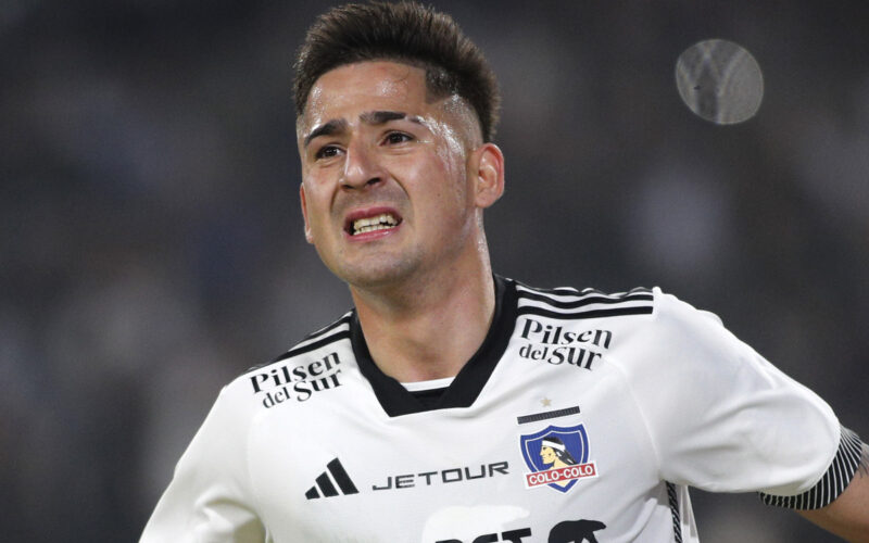 Primer plano de Guillermo Paiva con la camiseta de Colo-Colo.