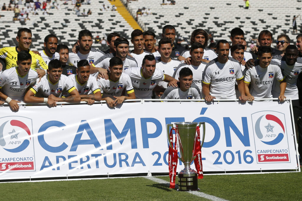 Jugadores de Colo-Colo posando con el trofeo del Torneo de Apertura 2015-2016.