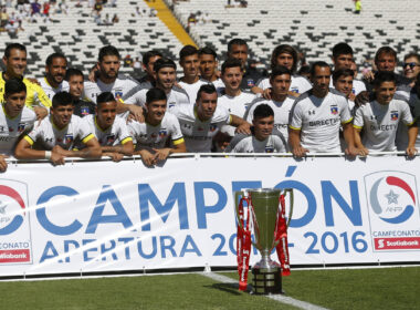 Jugadores de Colo-Colo posando con el trofeo del Torneo de Apertura 2015-2016.