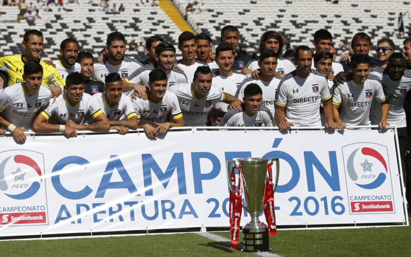 Jugadores de Colo-Colo posando con el trofeo del Torneo de Apertura 2015-2016.