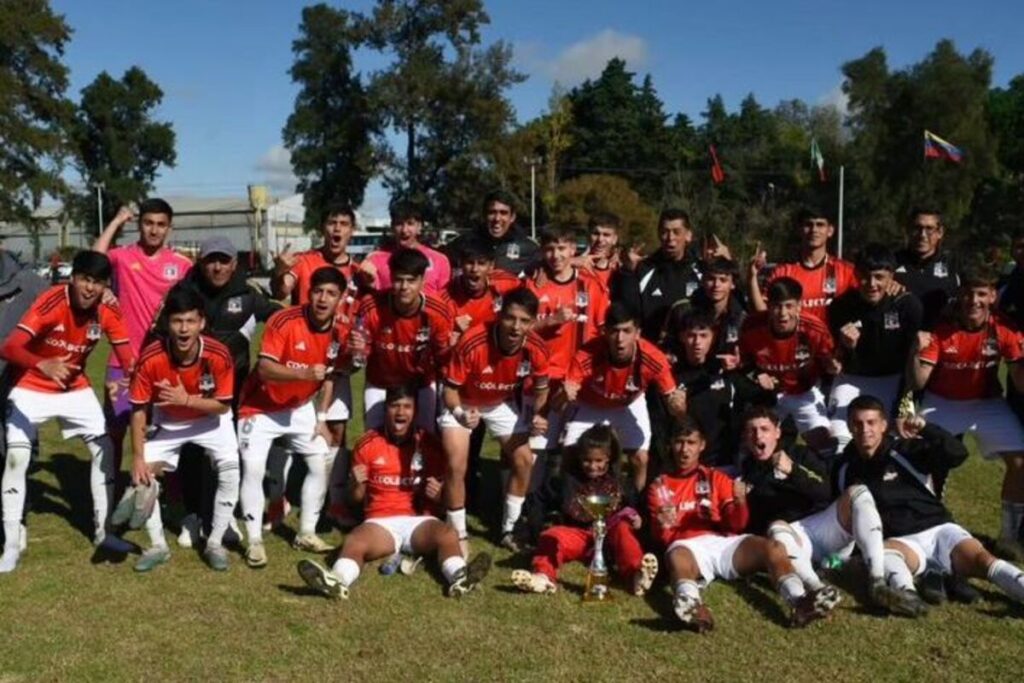Jugadores de Colo-Colo sub 18 posando con el trofeo de la Copa de Plata del Torneo Canteras de América.