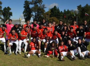 Jugadores de Colo-Colo sub 18 posando con el trofeo de la Copa de Plata del Torneo Canteras de América.