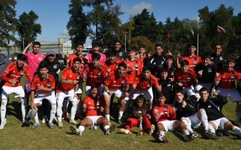 Jugadores de Colo-Colo sub 18 posando con el trofeo de la Copa de Plata del Torneo Canteras de América.