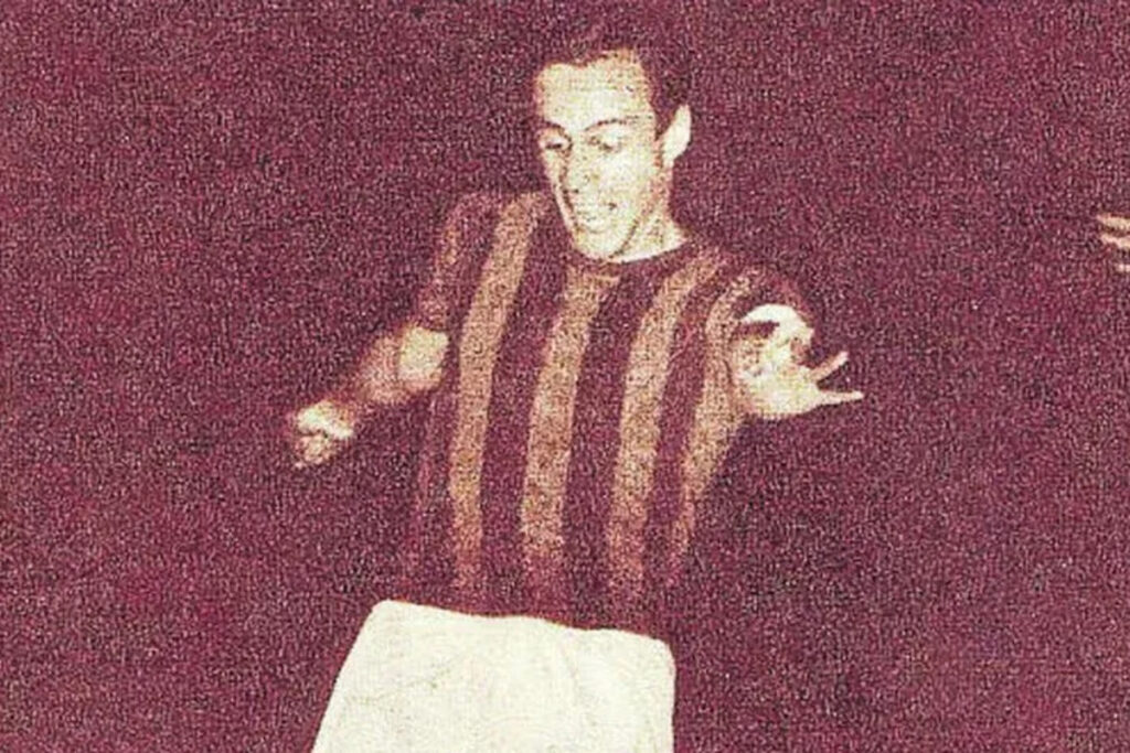 José González pegándole a un balón.