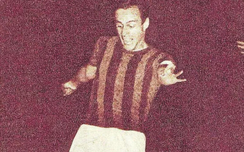 José González pegándole a un balón.