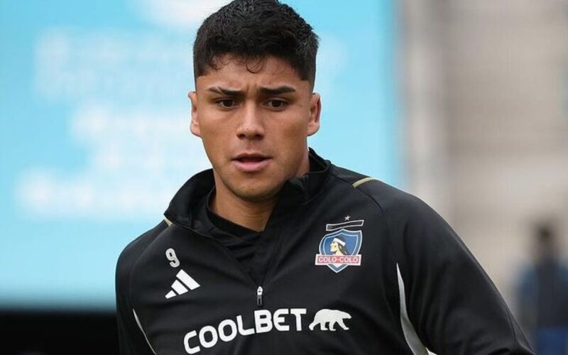 Primer plano de Damián Pizarro con indumentaria de Colo-Colo.