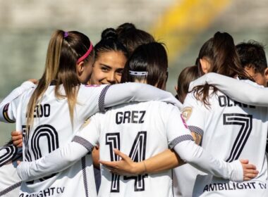 Jugadoras de Colo-Colo Femenino abrazadas celebrando un gol.