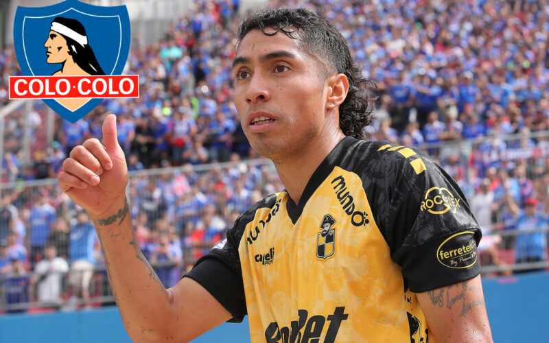Primer plano de Luciano Cabral con el pulgar arriba. Escudo de Colo-Colo.