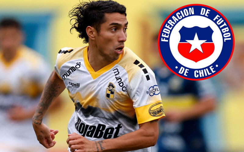 Primer plano de Luciano Cabral junto al escudo de la Selección Chilena.