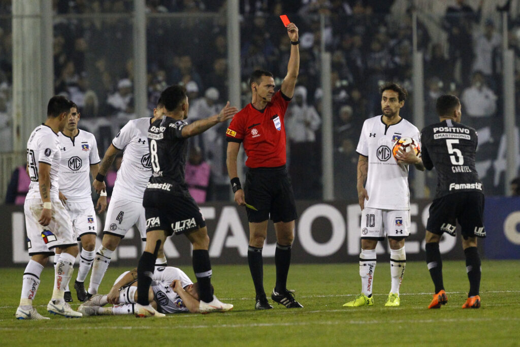 Futbol, Colo Colo vs Corinthians
Copa Libertadores 2018
El arbitro Wilmar Roldan le muestra tarjeta roja al jugador de Corinthians Gabriel Girotto durante el partido de octavos de final, llave B, de la Copa Libertadores contra Colo Colo disputado en el estadio Monumental de Santiago, Chile.
08/08/2018
Ramon Monroy/Photosport

Football, Colo Colo vs Corinthians
Copa Libertadores Championship 2018
Referee Wilmar Roldan shows the red  card to Corinthians's player Gabriel Girotto, during the round of sixteen, first leg football match of the Copa Libertadores Championship against Colo Colo held at the Monumental stadium in Santiago, Chile.
08/08/2018
Ramon Monroy/Photosport