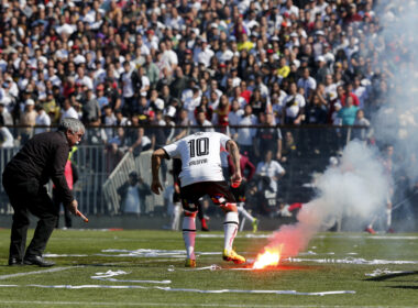 El jugador Jorge Valdivia apagando una bengala en el Superclásico Colo-Colo vs Universidad de Chile en 2018