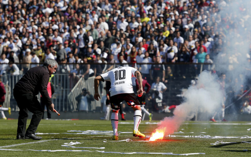 El jugador Jorge Valdivia apagando una bengala en el Superclásico Colo-Colo vs Universidad de Chile en 2018