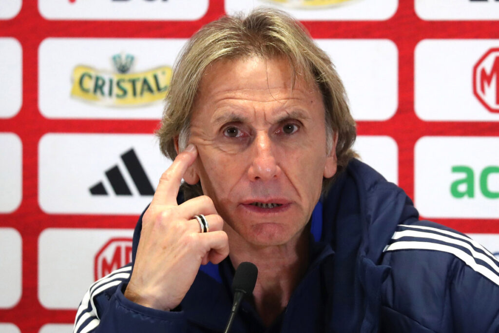 Primer plano al entrenador de La Roja Ricardo Gareca