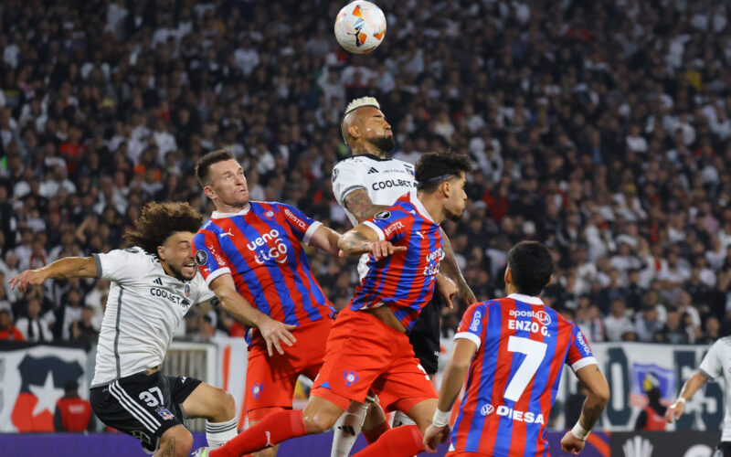 Futbol, Colo Colo vs Cerro Porteño. Fase de grupos, Copa Libertadores 2024. El jugador de Colo Colo Arturo Vidal, juega el balon contra Cerro Porteño durante el partido de copa libertadores por el grupo A disputado en el estadio Monumental en Santiago, Chile. 03/04/2024 Marcelo Hernandez/Photosport Football, Colo Colo vs Cerro Porteño. Group stage, Copa Libertadores 2024. Colo Colo's player Arturo Vidal, play the ball against Cerro Porteño during the copa libertadores match for group A at the Monumental stadium in Santiago, Chile. 03/04/2024 Marcelo Hernandez/Photosport