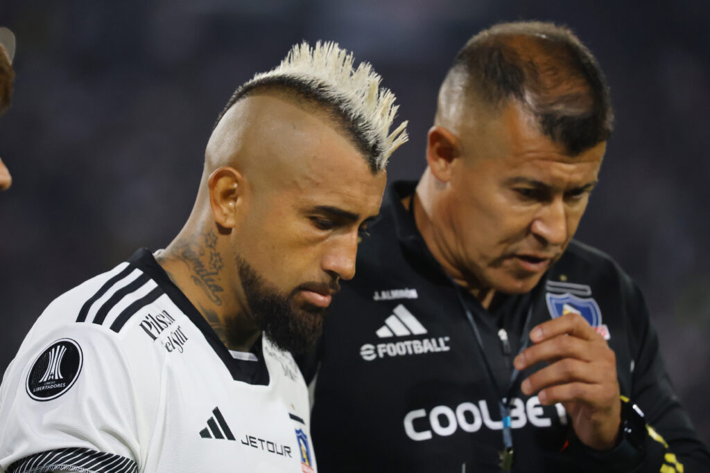 Primer plano a Jorge Almirón entregando instrucciones a Arturo Vidal en Copa Libertadores 2024.