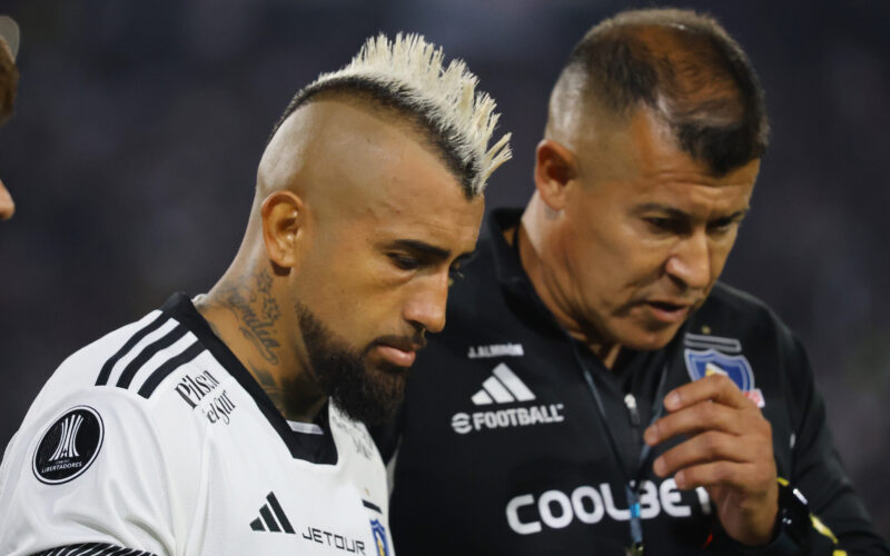 Primer plano a Jorge Almirón entregando instrucciones a Arturo Vidal en Copa Libertadores 2024.