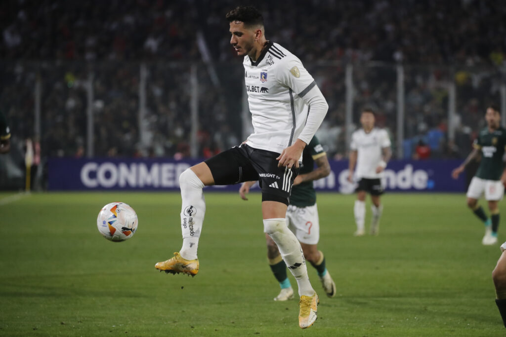 Primer plano a Gonzalo Castellani con camiseta de Colo-Colo.