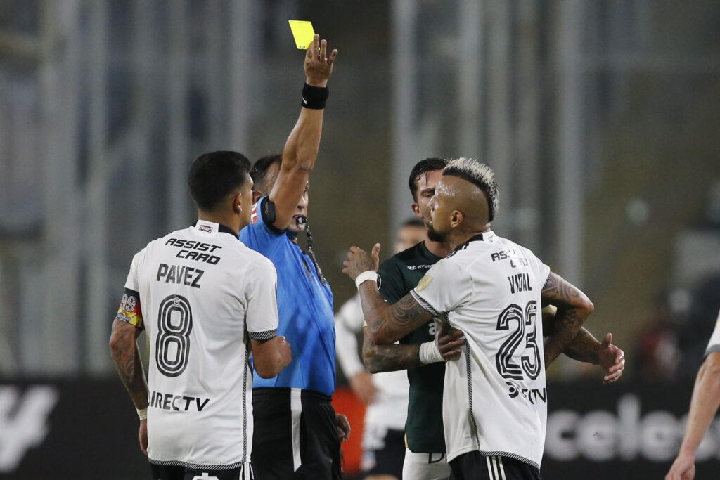 Arturo Vidal recibiendo una tarjeta amarilla en el duelo de Colo-Colo frente a Alianza Lima. 