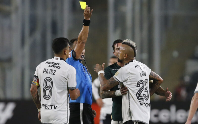 Arturo Vidal recibiendo una tarjeta amarilla en el duelo de Colo-Colo frente a Alianza Lima.