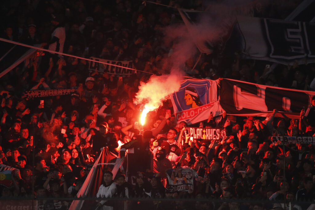 Hinchada de Colo-Colo en el Estadio Monumental