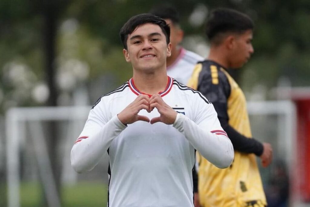 Primer plano a Bastián Silva celebrando un gol con Colo-Colo Proyección