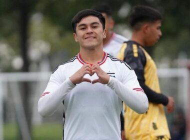 Primer plano a Bastián Silva celebrando un gol con Colo-Colo Proyección