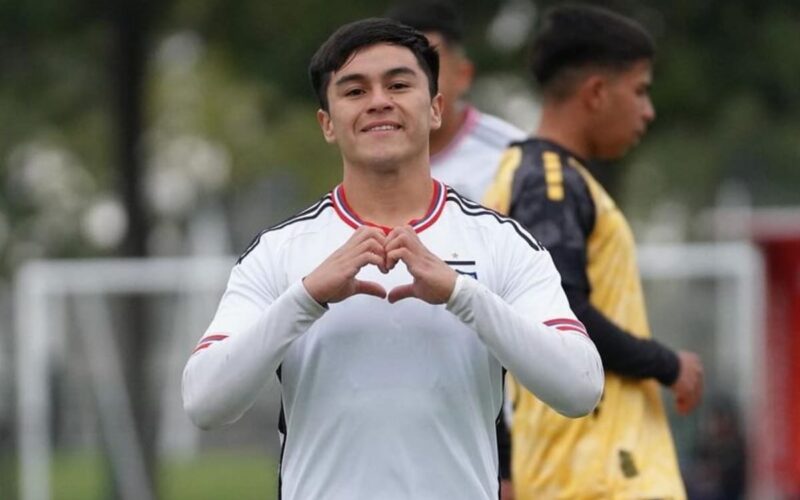 Primer plano a Bastián Silva celebrando un gol con Colo-Colo Proyección