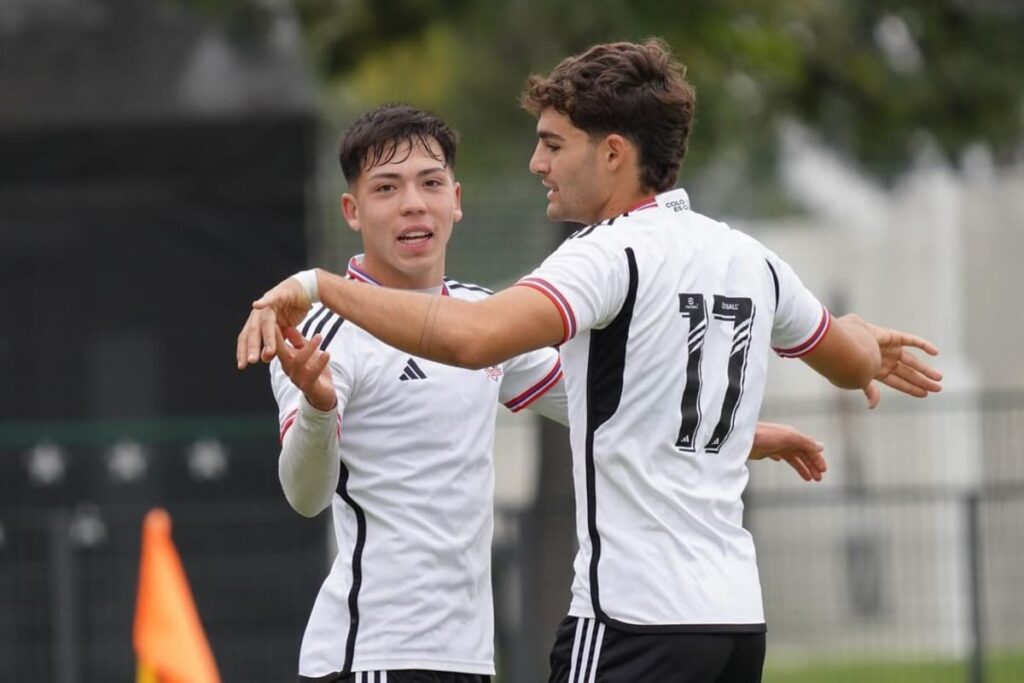 Leandro Hernández celebrando un gol con Colo-Colo Proyección.