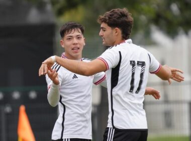 Leandro Hernández celebrando un gol con Colo-Colo Proyección.