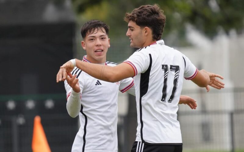 Leandro Hernández celebrando un gol con Colo-Colo Proyección.