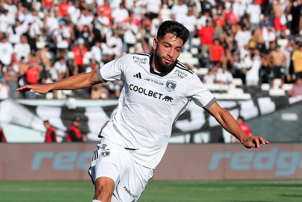 Primer plano a Jeyson Rojas jugando un partido en el Estadio Monumental con camiseta de Colo-Colo