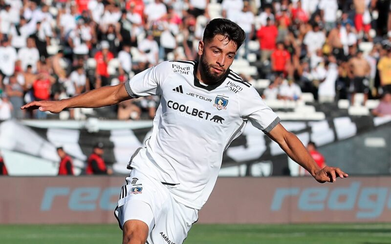 Primer plano a Jeyson Rojas jugando un partido en el Estadio Monumental con camiseta de Colo-Colo