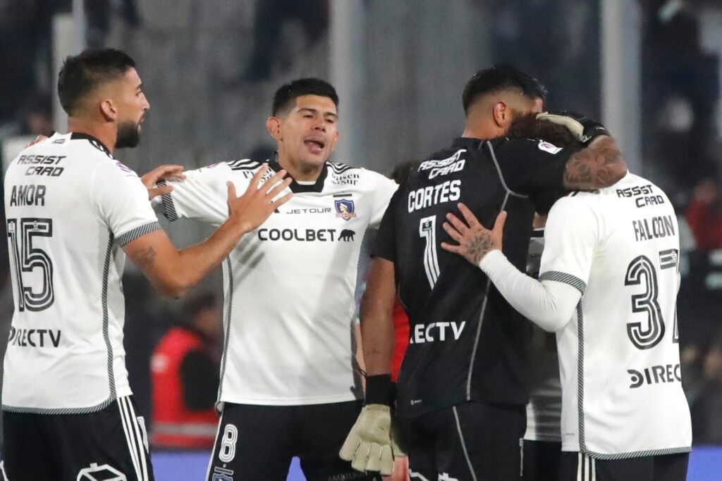 Jugadores de Colo-Colo celebrando un triunfo.