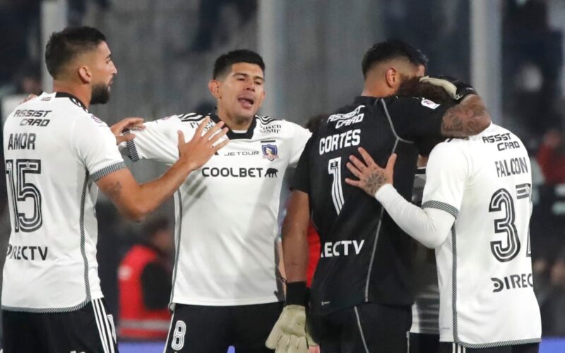 Jugadores de Colo-Colo celebrando un triunfo.