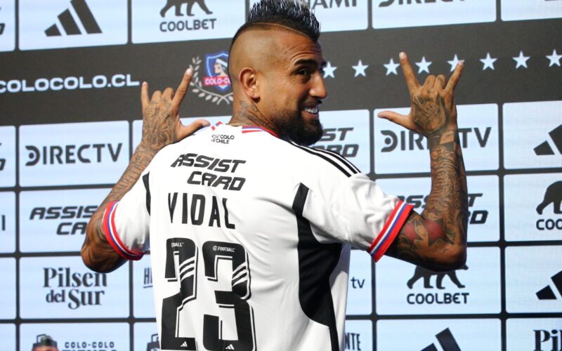 Primer plano a Arturo Vidal en su presentación oficial con Colo-Colo.
