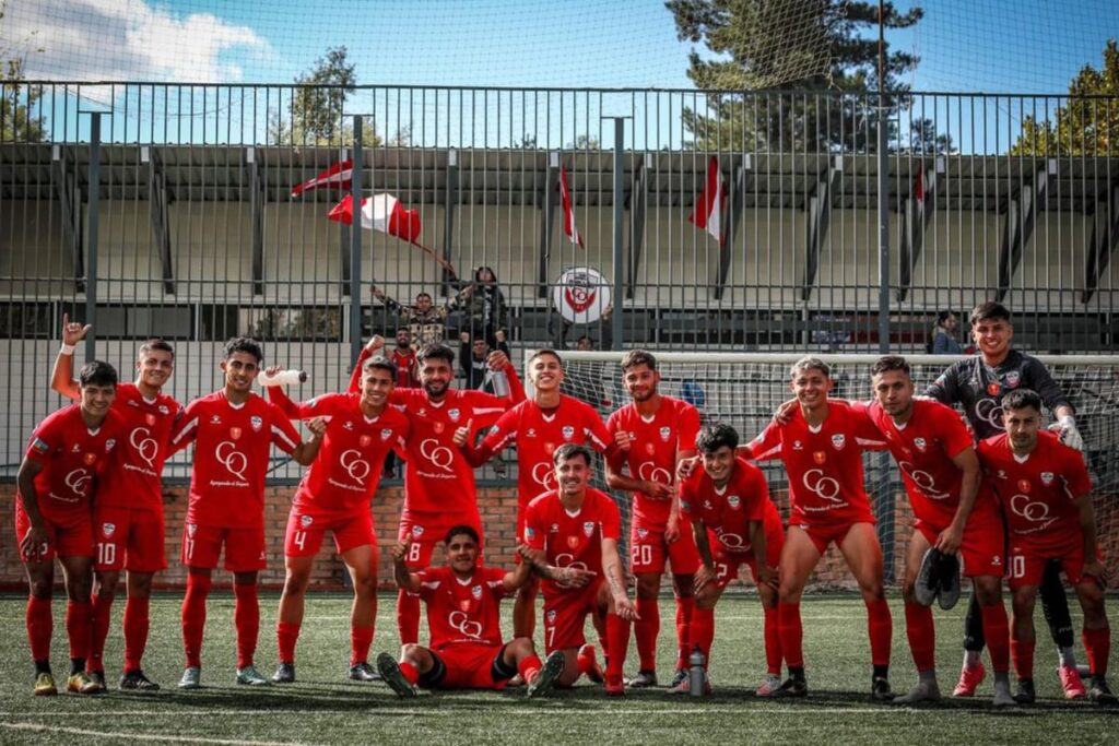 Formación de Club Deportes Quillón tras un partido con la gradería de fondo.