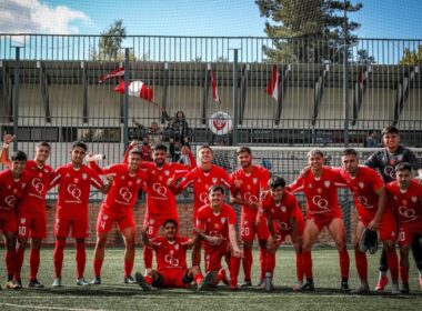 Formación de Club Deportes Quillón tras un partido con la gradería de fondo.