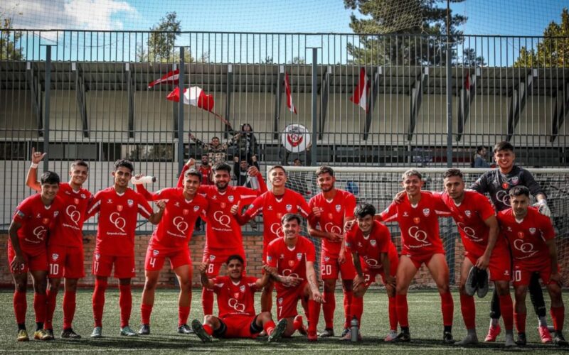 Formación de Club Deportes Quillón tras un partido con la gradería de fondo.