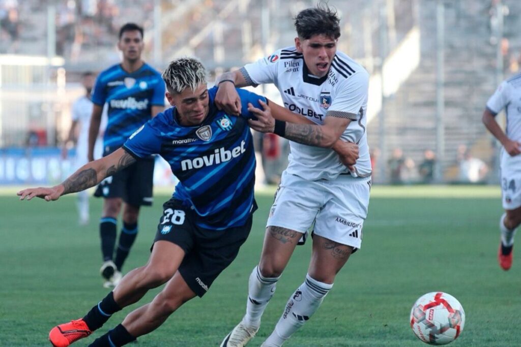 Carlos Palacios disputa el balón con Maximiliano Gutiérrez en el duelo entre Colo-Colo y Huachipato