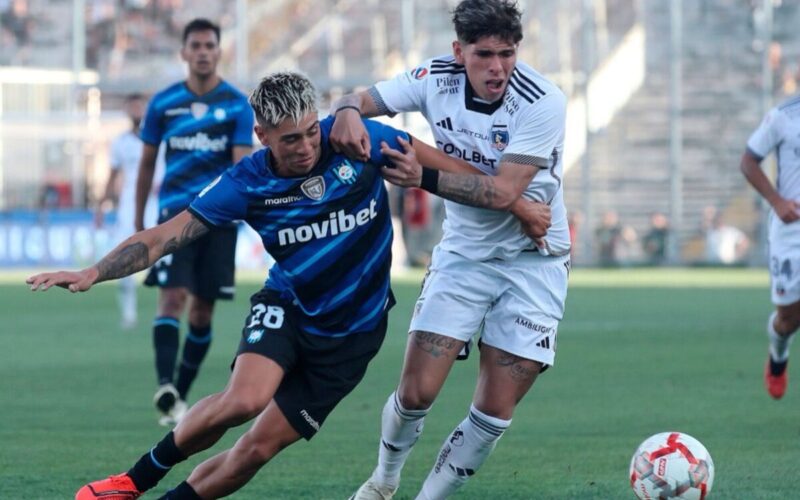 Carlos Palacios disputa el balón con Maximiliano Gutiérrez en el duelo entre Colo-Colo y Huachipato