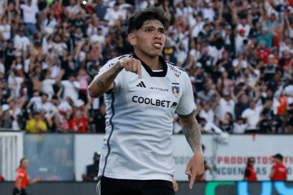 Carlos Palacios celebrando un gol con Colo-Colo