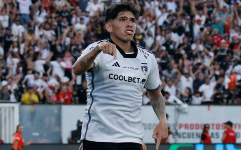 Carlos Palacios celebrando un gol con Colo-Colo