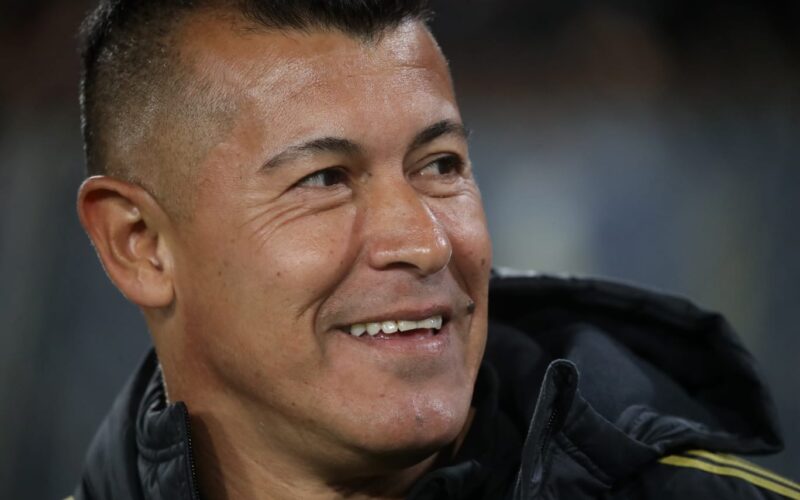 Primer plano a Jorge Almirón sonriendo.