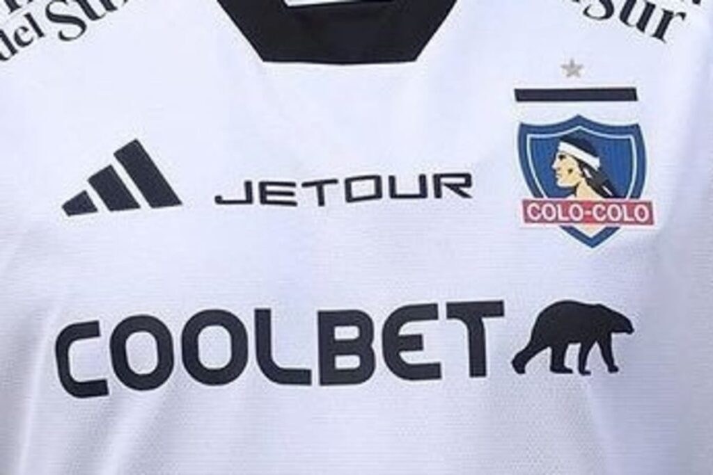 Primer plano a la camiseta de Colo-Colo 2024