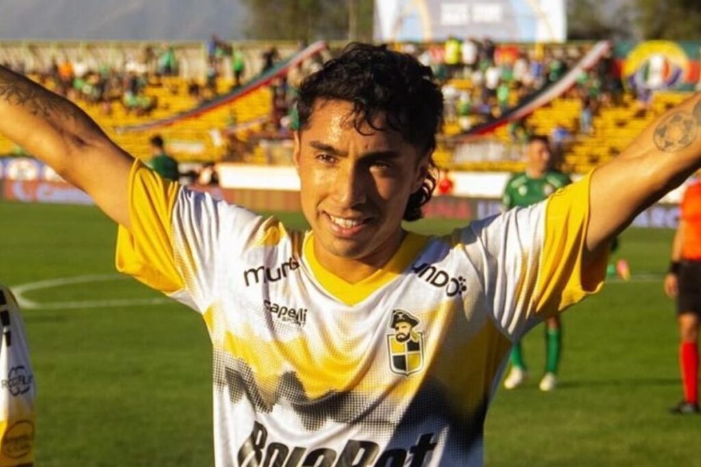 Primer plano a Luciano Cabral celebrando un gol con la camiseta de Coquimbo Unido.