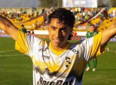 Primer plano a Luciano Cabral celebrando un gol con la camiseta de Coquimbo Unido.