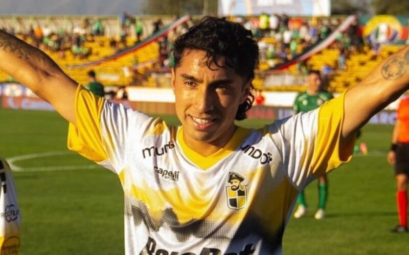 Primer plano a Luciano Cabral celebrando un gol con la camiseta de Coquimbo Unido.