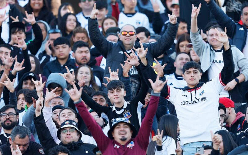 Hinchas de Colo-Colo en el Estadio Monumental.